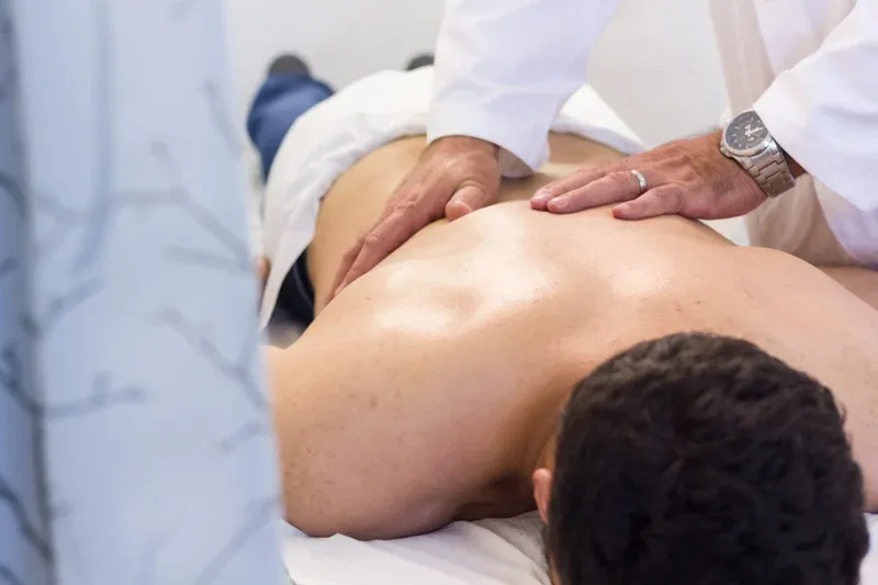 Sessão de massagem nas costas na Loures Fisioterapia