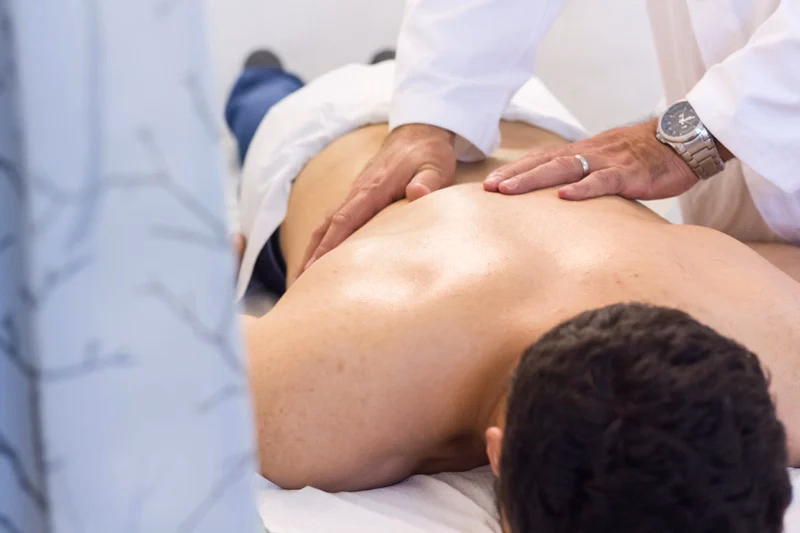 Sessão de massagem nas costas na Loures Fisioterapia